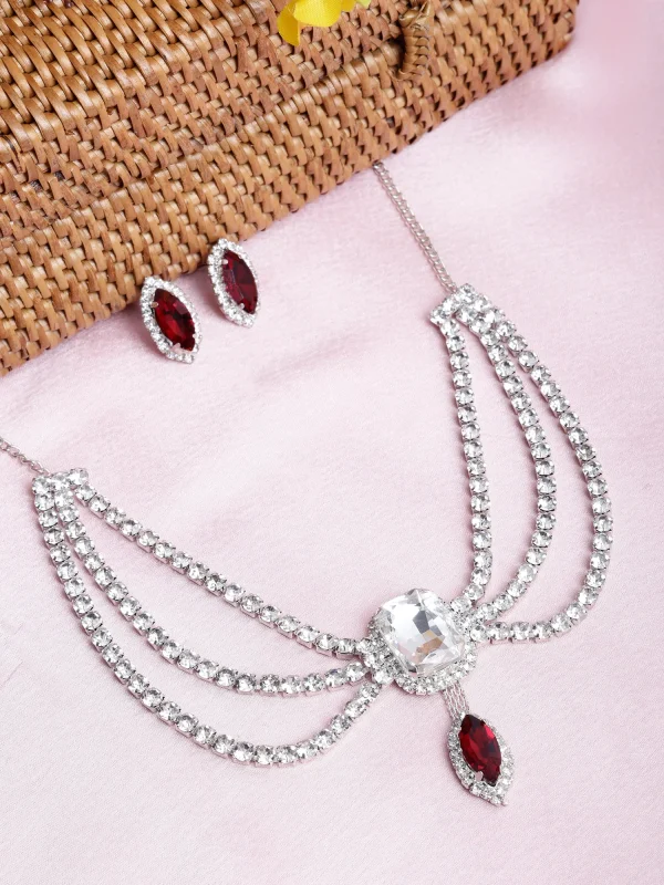 Boost Your Style with this Delicate Crystal Sparkling Artificial Necklace